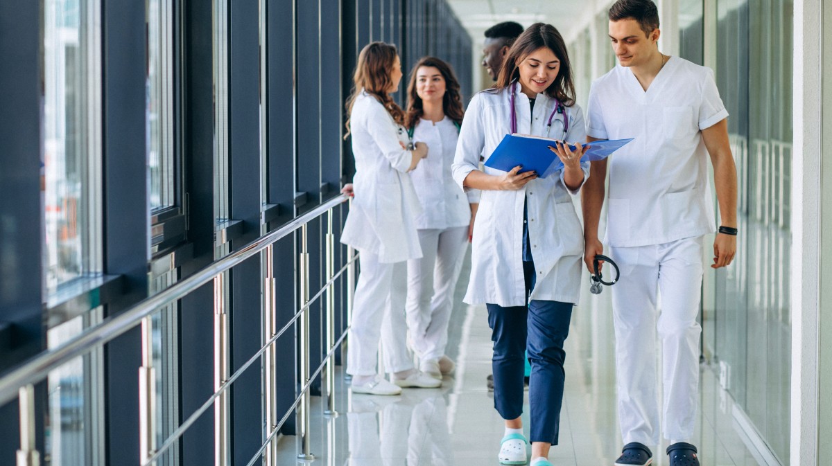 Sanitarios en un centro hospitalario.