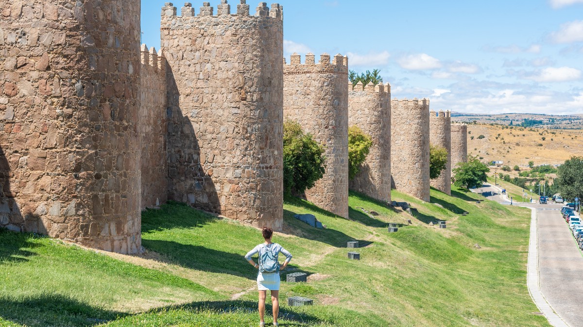 Una turista ante la muralla de Ávila.