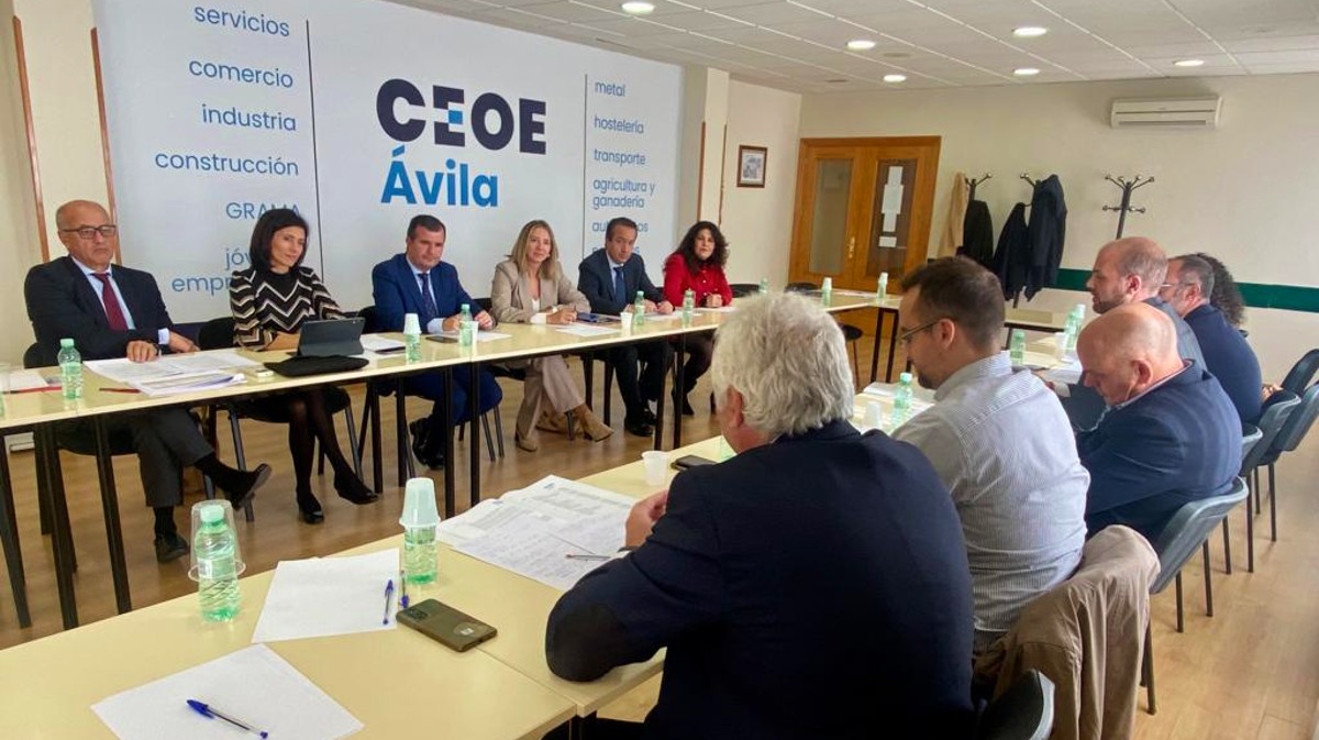 Reunión de parlamentarios del PP con la ejecutiva de CEOE Ávila.
