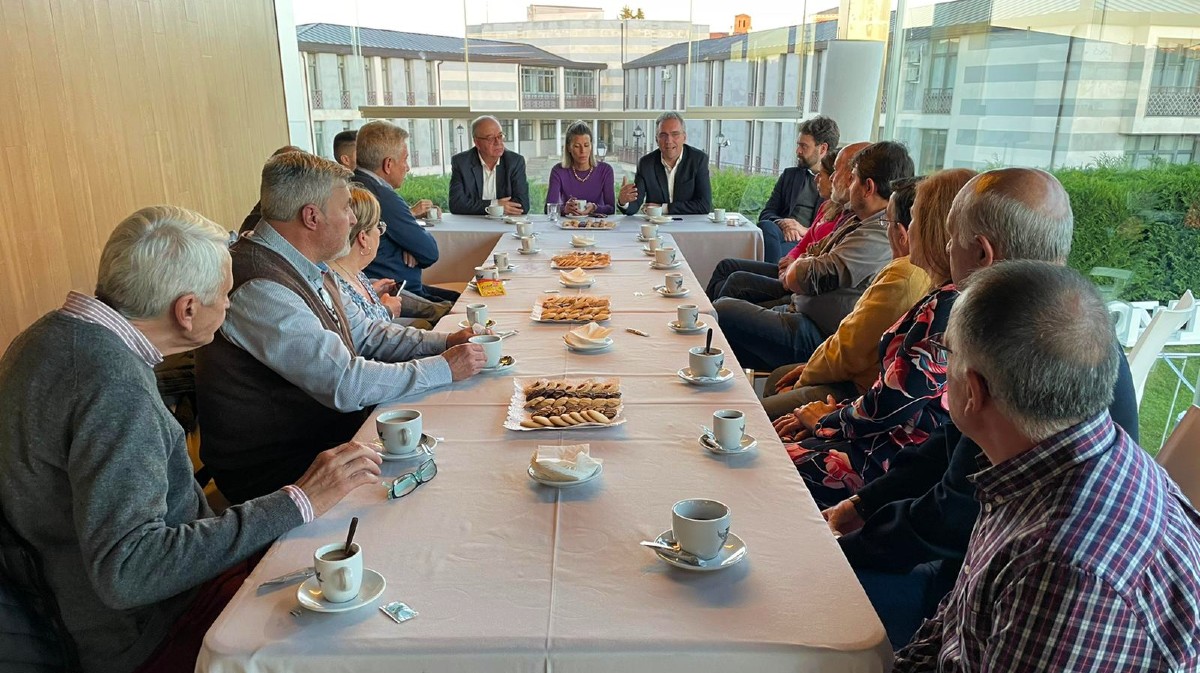 Eva Arias reunida con un grupo de jubilados.