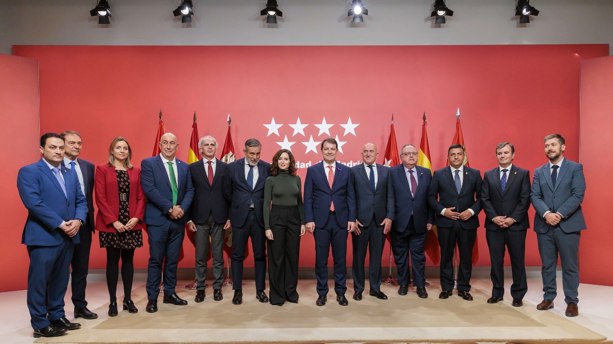 Ayuso y Mañueco junto a consejeros y representantes de Madrid y Castilla y León.