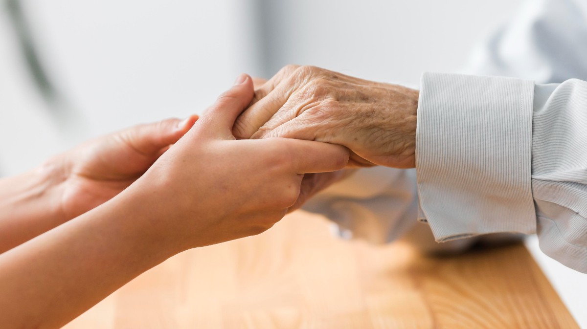 Una cuidadora con una persona mayor.