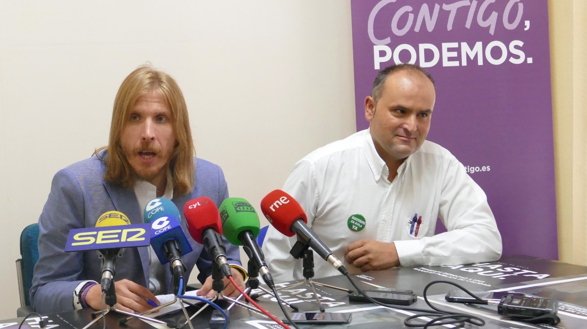 Víctor Manuel García Muñoz, junto a Pablo Fernández, coordinador regional de Podemos, en una imagen de archivo.