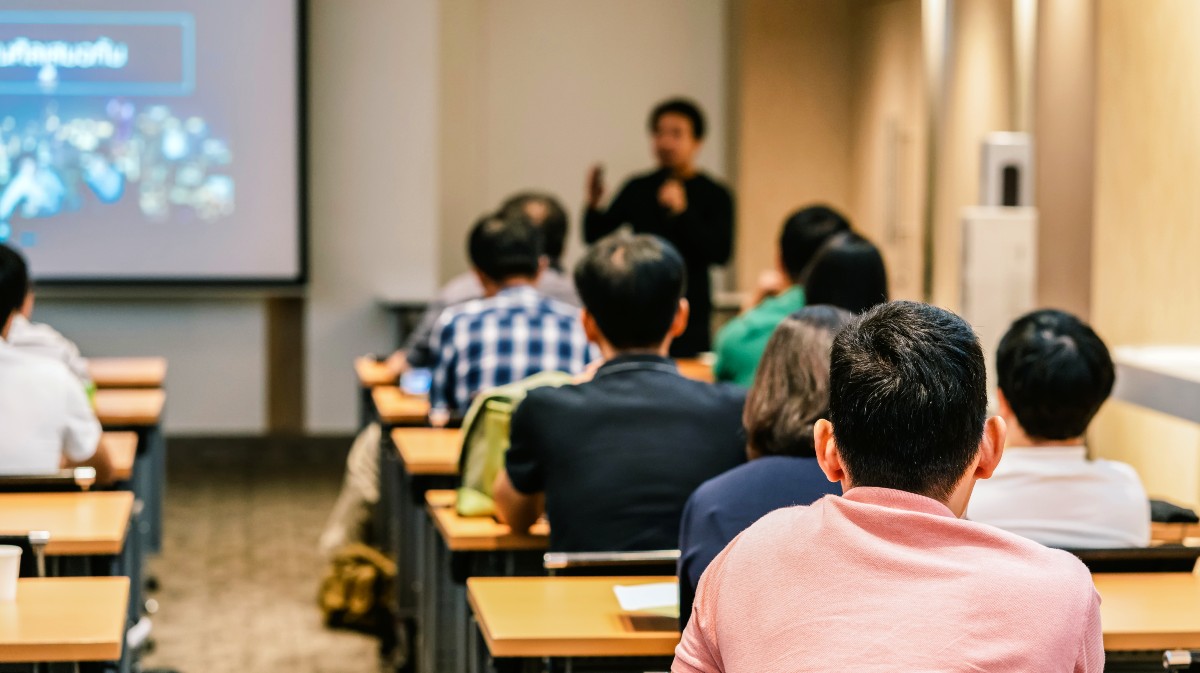 Un profesor imparte clase a sus alumnos.