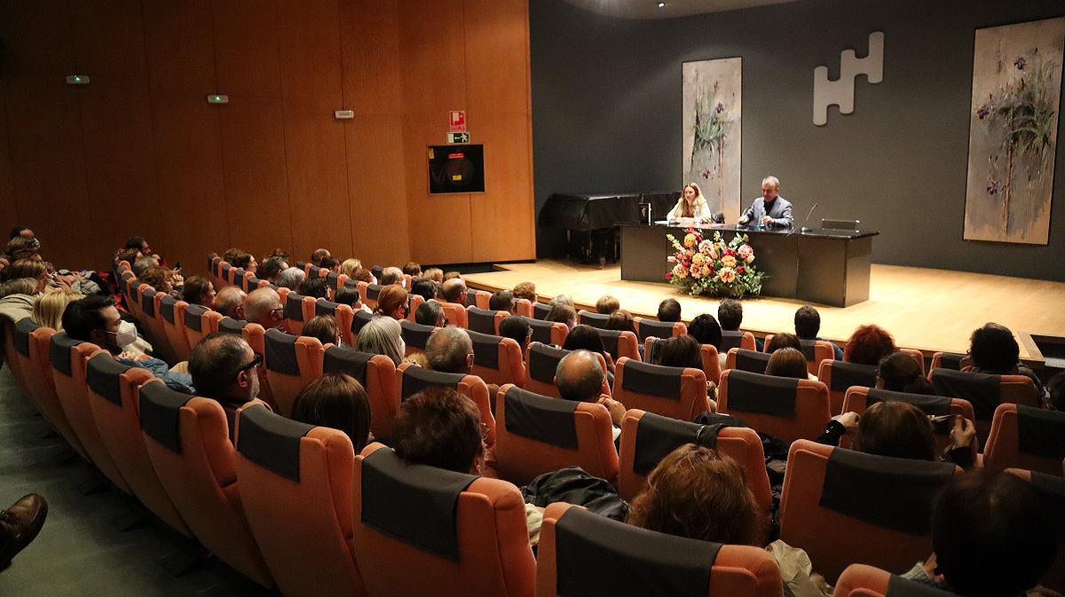 Lorenzo Silva durante su charla del ciclo Literarios de la Fundación Ávila.