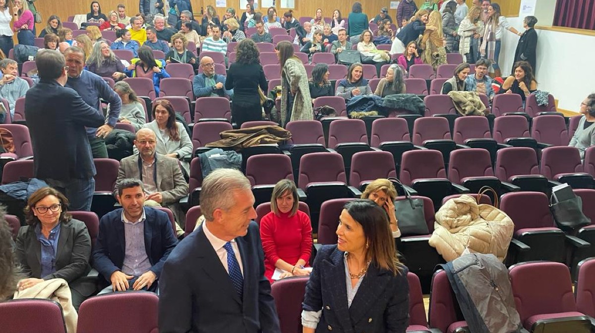 El delegado territorial, José Francisco Hernández, y la directora de Educación, Laura Martín, en la reunión de directores.