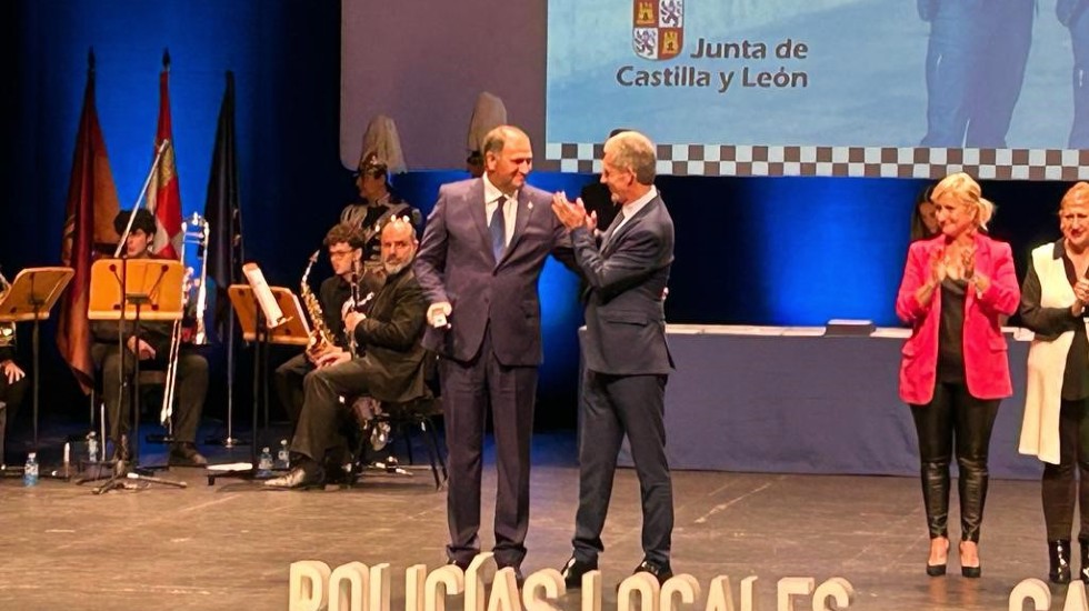 El jefe de la Policía Local jubilado recibe la medalla al mérito policial.