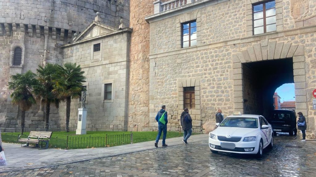 Las obras en la calle San Sgeundo desvían el tráfico por dentro de la muralla.