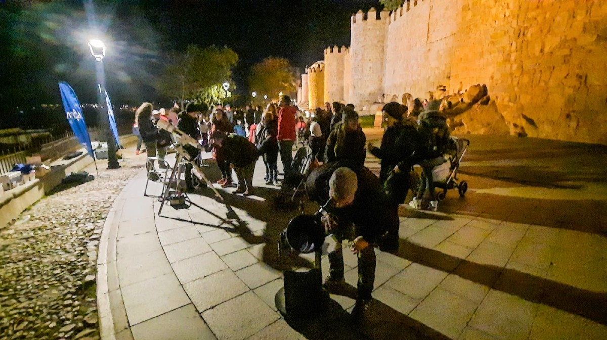 Observación astronómica en el Paseo del Rastro.