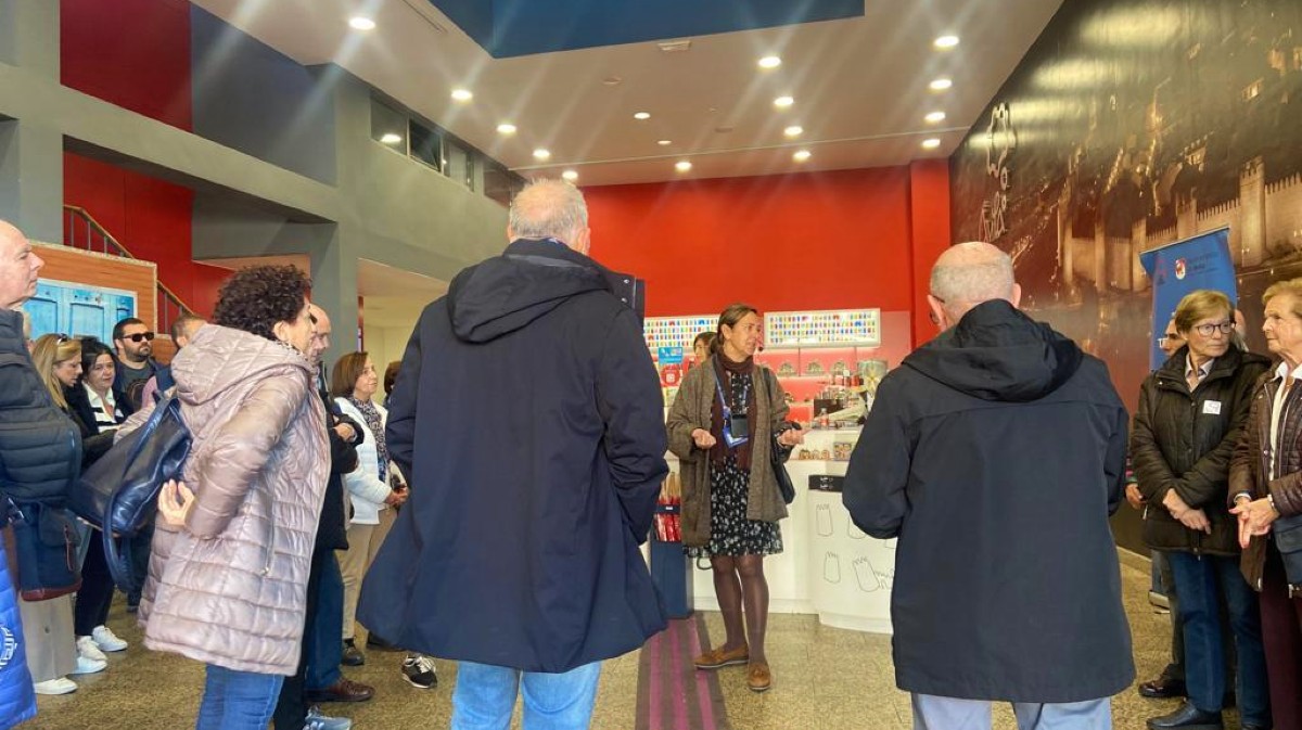 Asistentes al Día del Patrimonio Mundial siguen la explicación de la guía en el Centro de Visitantes.