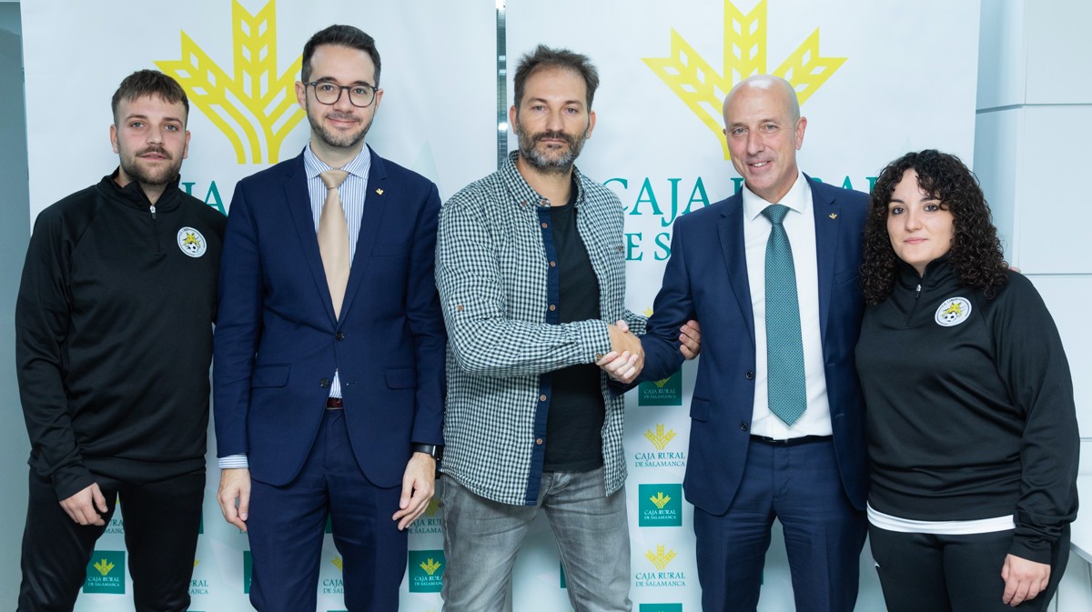 Firma del acuerdo entre Caja Rural de Salamanca y Escuela Deportiva Linko.