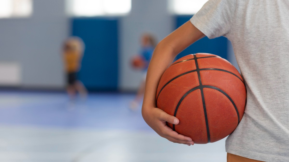 Imagen de archivo de un niño en una escuela deportiva.