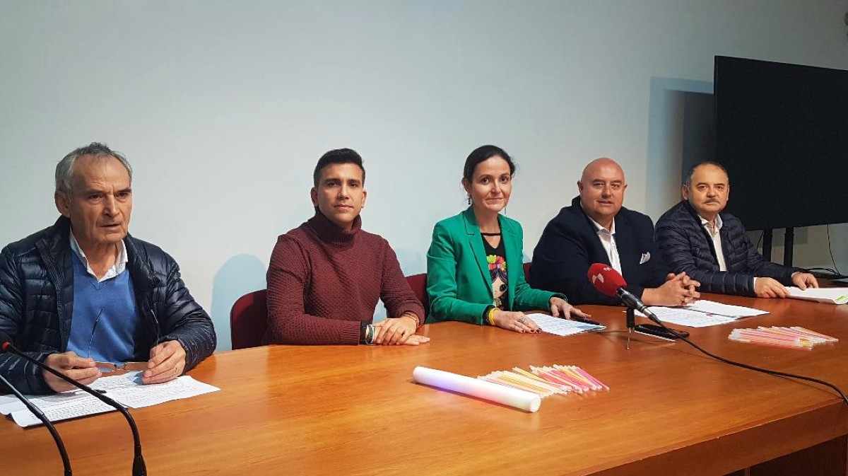 Jesús Gutiérrez,presidente Apavi; Fon González, director de 'El árbol'; Sonsoles Prieto, teniente alcalde; Carlos López, concejal; y Andrés Sánchez, presidente de la Federación de Comercio.