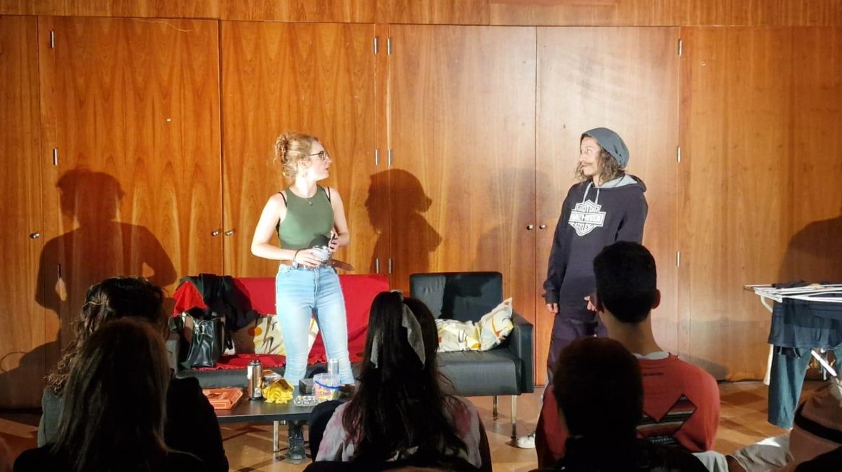 Representación de la monodosis teatral 'La vida de los delfines'.