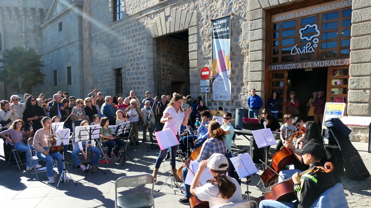 Orquesta de la Escuela Municipal de Música de Ávila ante la Casa de las Carnicerías.