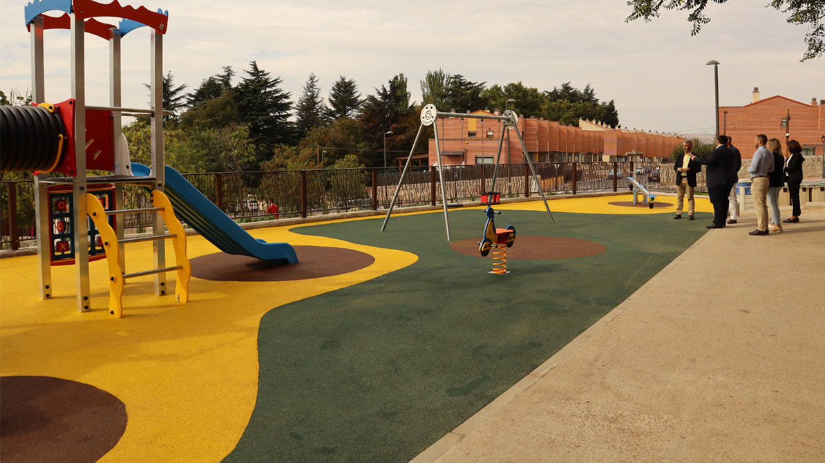 representantes del Gobierno de España visitando las obras realizadas en El Pradillo enmarcadas en la estrategia Edusi