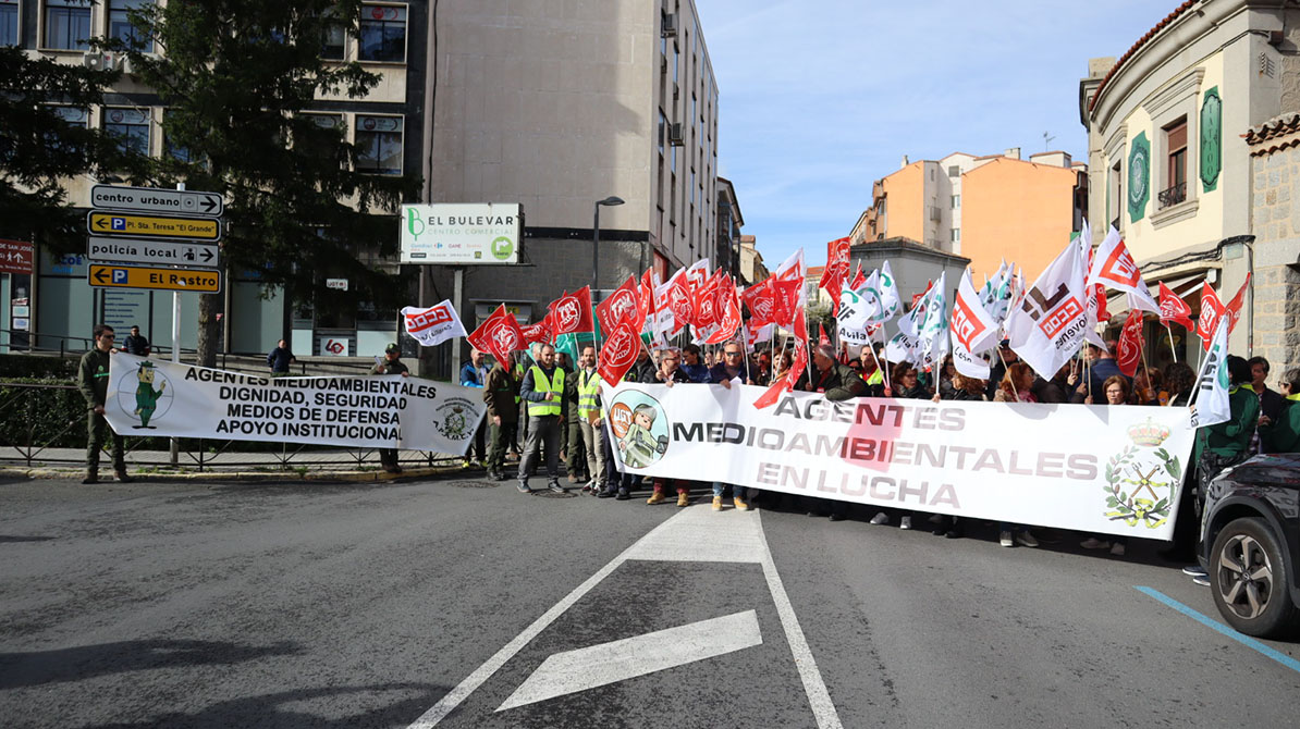 Agentes medioambientales durante la concentración frente a la Delegación de la Junta de Castilla y León