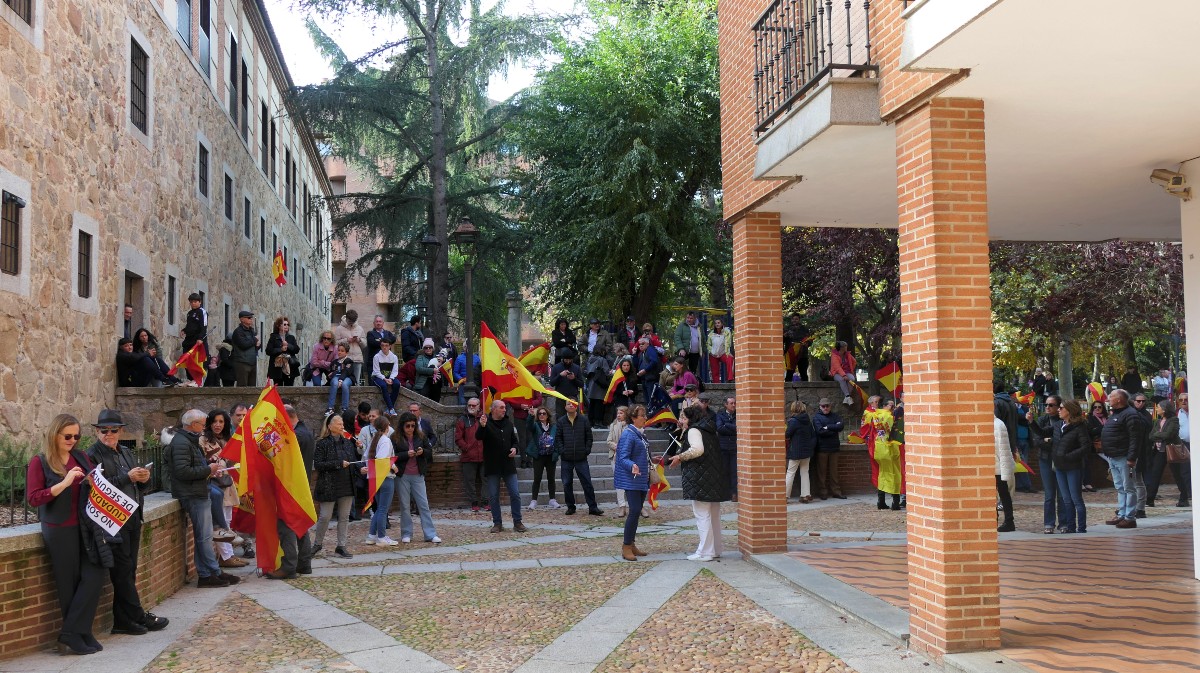 Concentacion de Vox ante la sede del PSOE de Ávila.