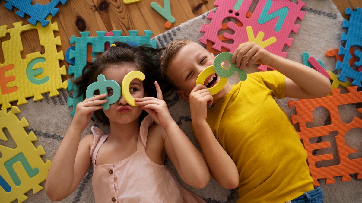 Imagen de archivo de niños jugando.