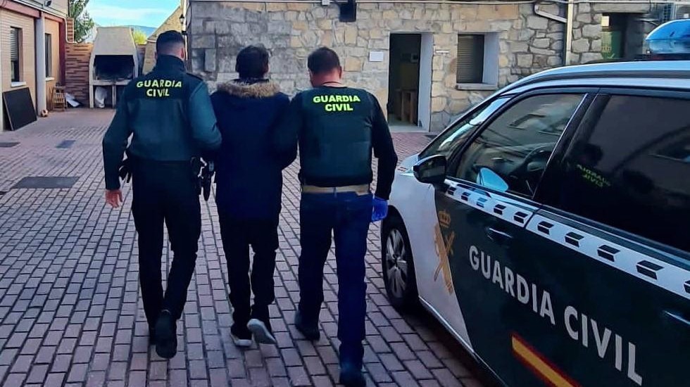 Detención del presnto autor de diez robos en Las Navas del Marqués.