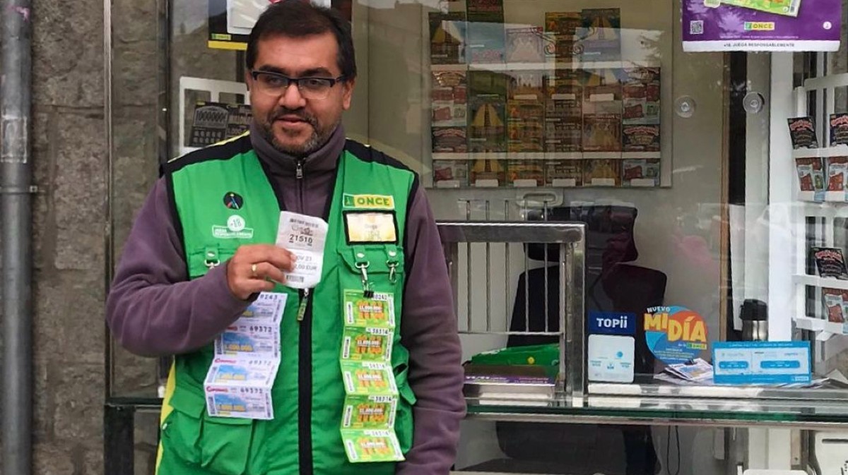 Diego Mauricio Parra en su quiosco de la plaza de Santa Ana.