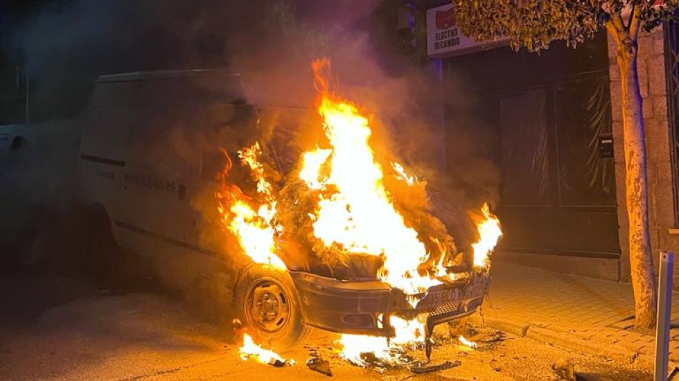 Furgoneta del grupo Jufran incendiada. Foto: @EmergenciaAvila.