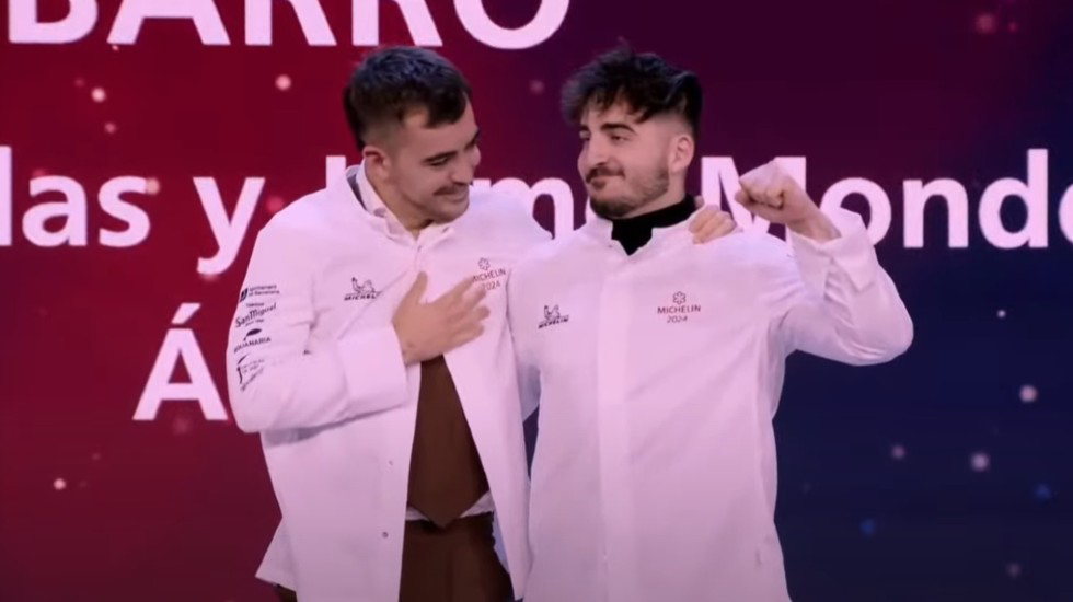 Carlos Casillas y Enrique Mondéjar tras recibir la chaquetilla de la estrellla Michelín.Carlos Casillas y Enrique Mondéjar tras recibir la chaquetilla de la estrellla Michelín