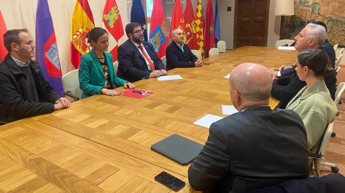 Visita a &Aacute;vila de una delegaci&oacute;n de la ciudad mexicana de Torre&oacute;n.