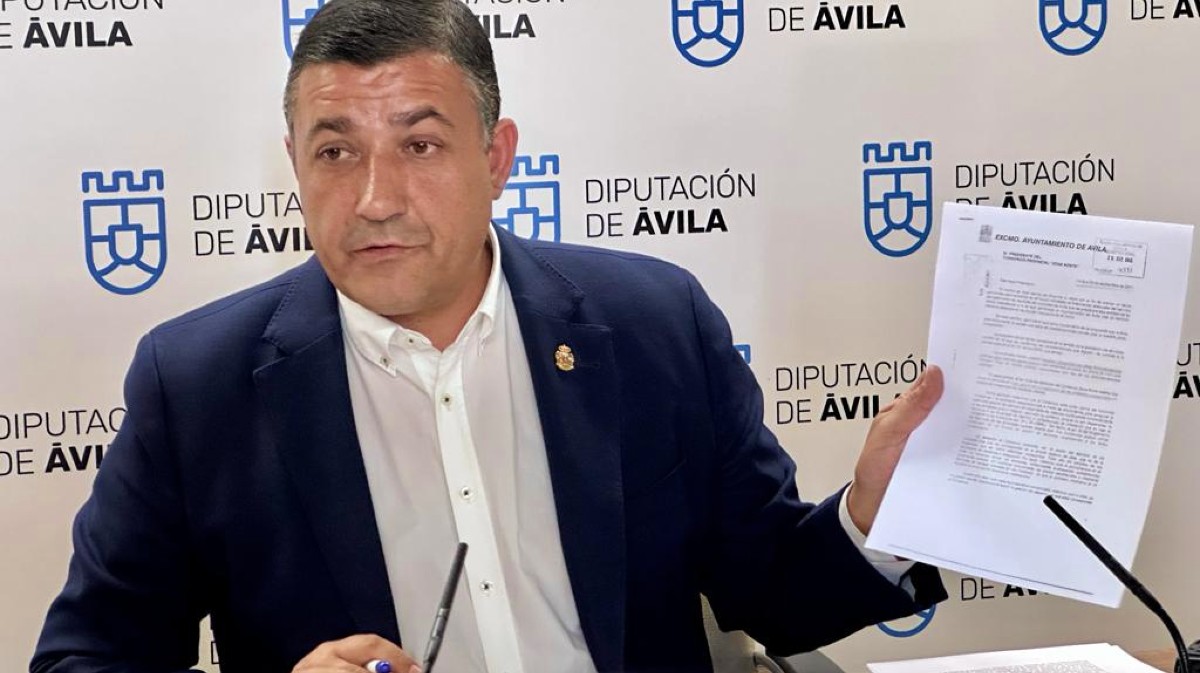 Carlos García habla sobre la tasa de reciclaje en rueda de prensa.