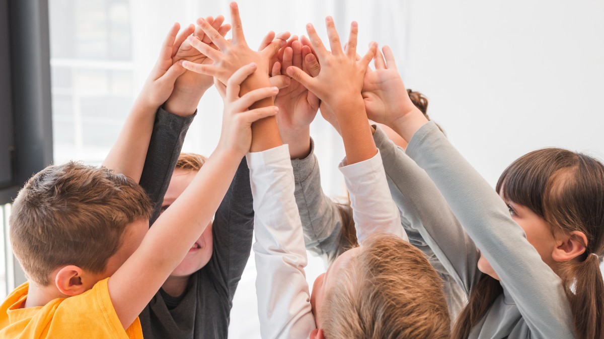 imagen de archivo de niños en una actividad infantil.