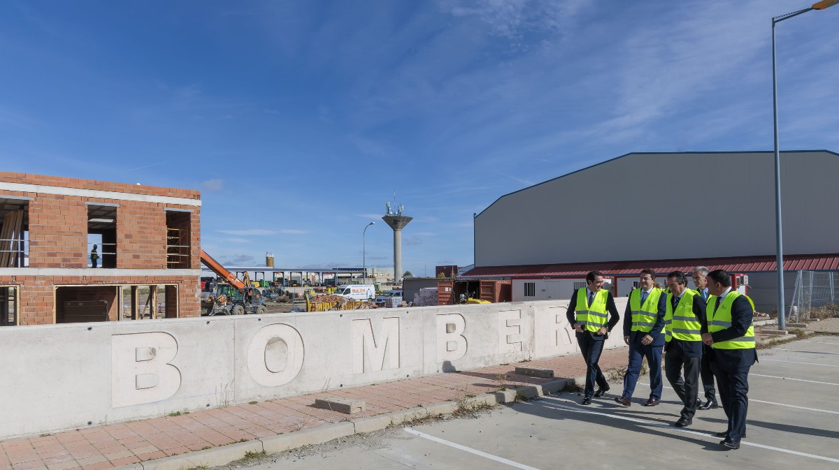 Mañueco visita las obras del parque de bomberos de Arévalo.