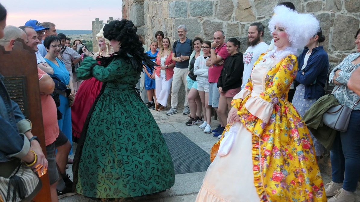 Imagen de archivo de las visitas teatralizadas en la muralla de Ávila