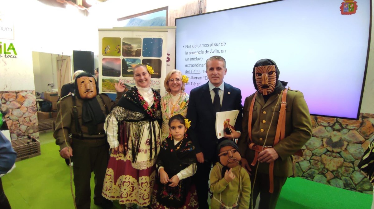 El alcalde y vecinos de Pedro Bernardo presentan Mascávila en Intur, con algunos machurreros.