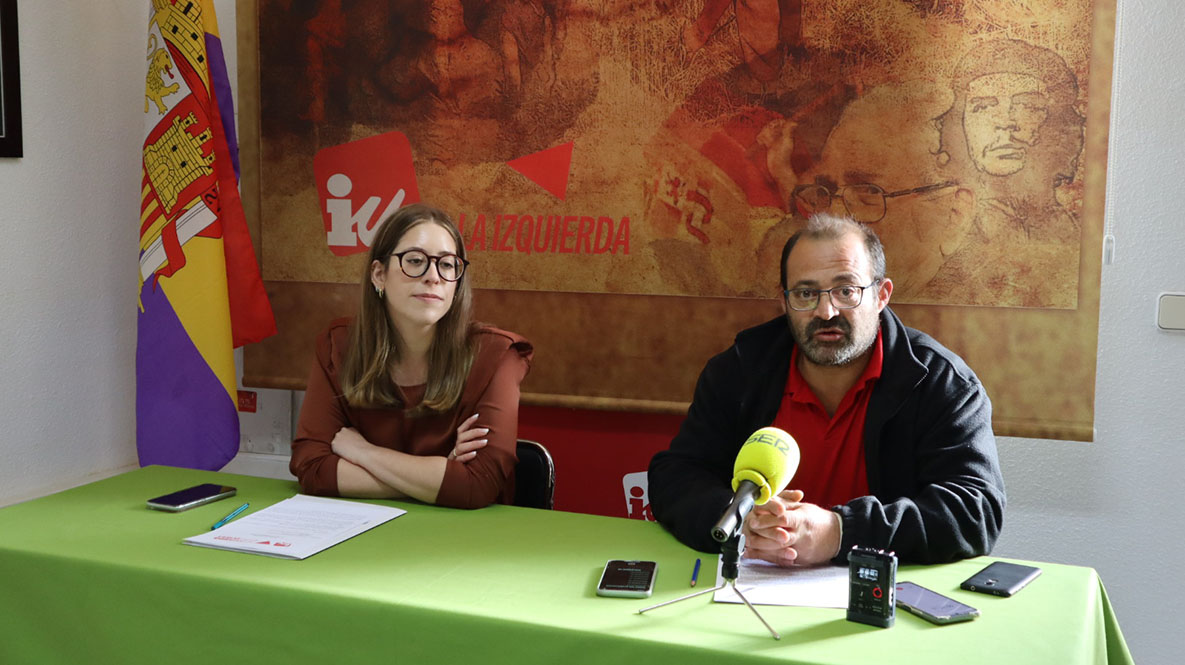 Jimena Manteca, portavoz, y José Jiménez, coordinador; ambos de Izquierda Unida Ávila