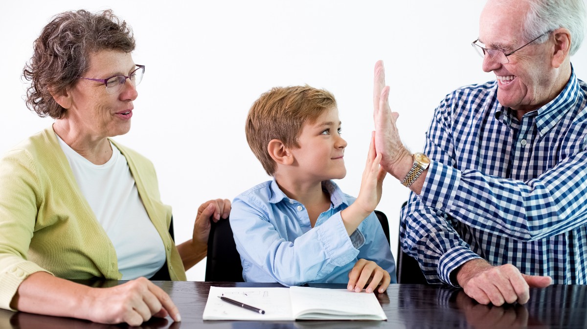 Imagen de archivo de dos abuelos con su nieto.