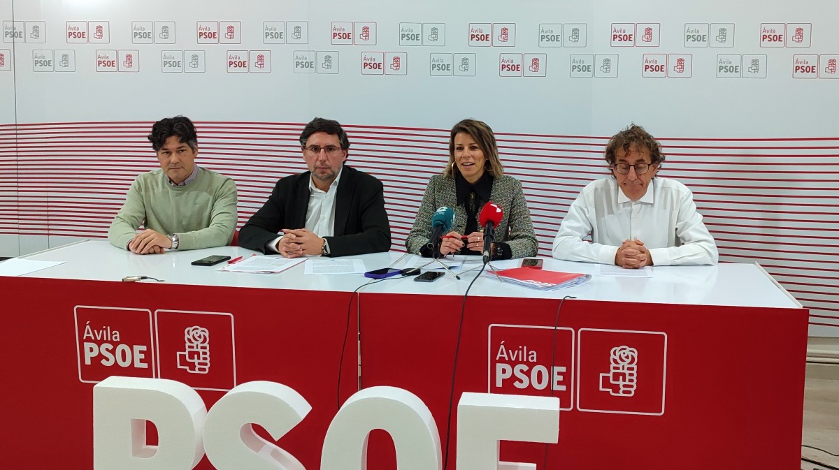 Arturio Barral, Fernando Contreras y Eva Arias, concejales del PSOE, y el diputado provincial Raúl Blanco.