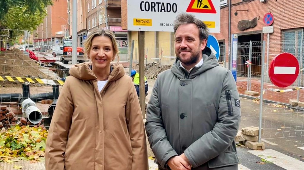 Alicia Garc&iacute;a y Enrique Garc&iacute;a ante las obras de la red de calor en el Paseo de San Roque.