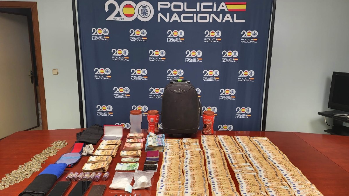 Drogas y dinero incautado a dos detenidos en el sur de Ávila capital.