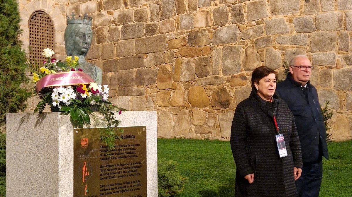 Ofrenda floral a la reina Isabel en el monumento de Ávila.
