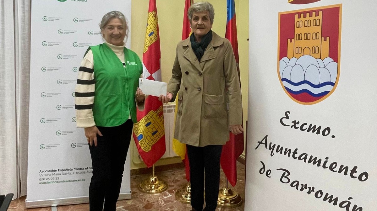 El Ayuntamiento de Barromán entrega una donación a la AECC.