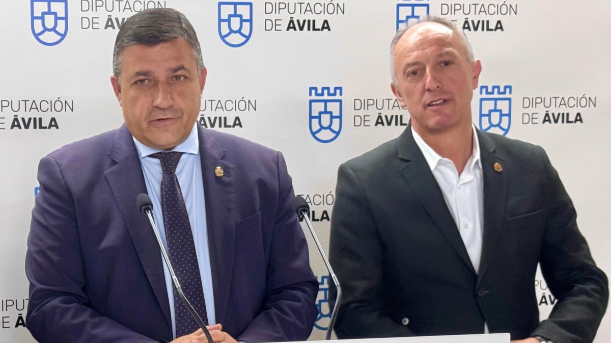El presidente de la Diputación junto al diputado de Cultura. Javier González, en rueda de prensa.