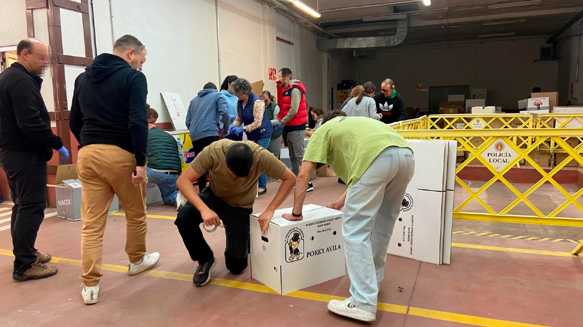 Empaquetado de productos en la nave donde se recogen artículos para Valencia.