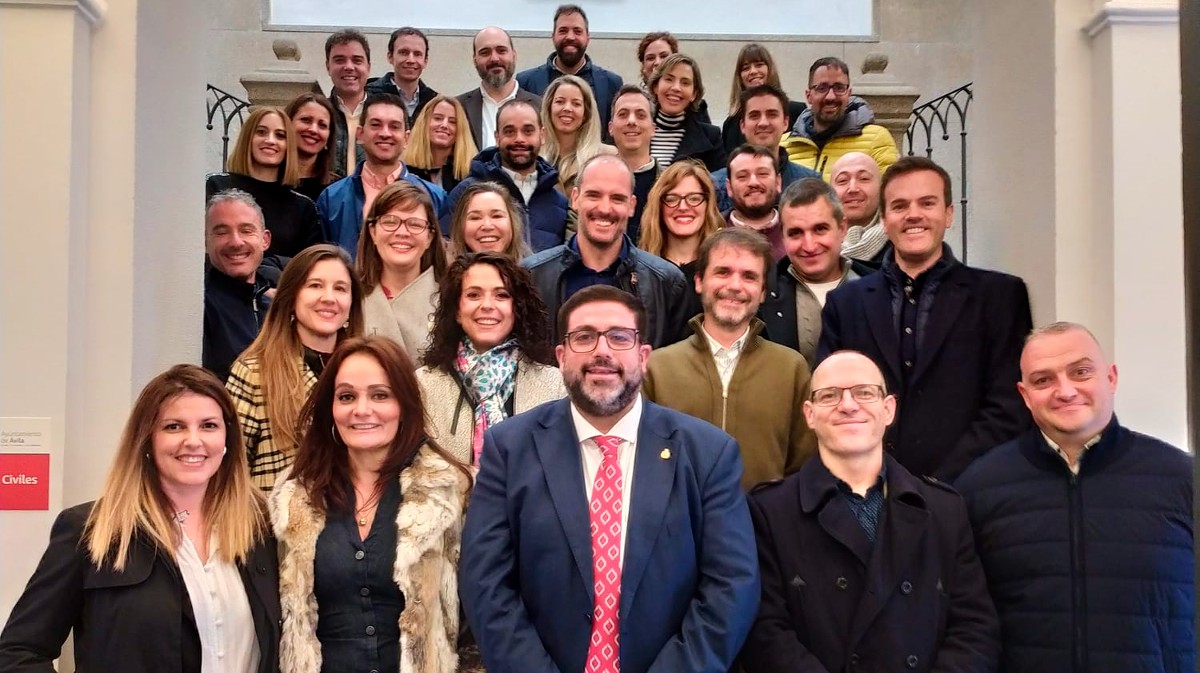 El alcalde de Ávila con sus compañeros de colegio de la pronoción de 1982, en el Ayuntamiento.