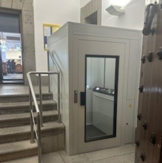 Nuevo elevador en la oficina de Correos de Ávila.