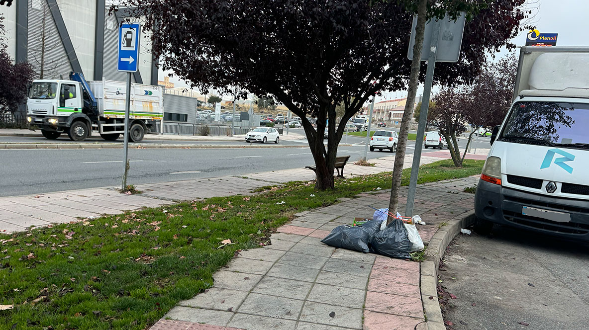 Basura en la calle Río Adaja, donde estaban ubicados los contendores