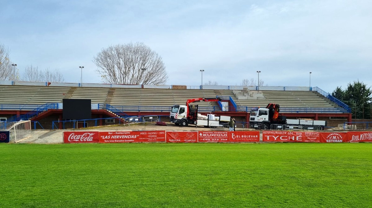 Pruebas de carga en la grada descubierta del estadio Adolfo Suárez.