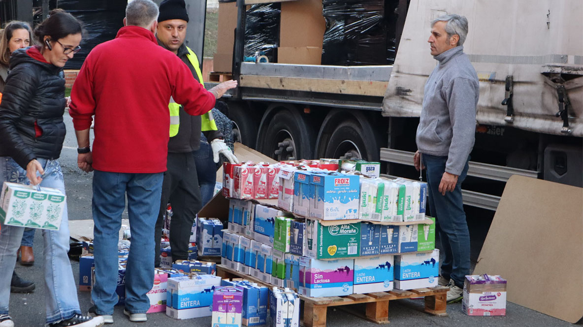 Voluntarios ayudando en las antiguas dependencias de Mapfre