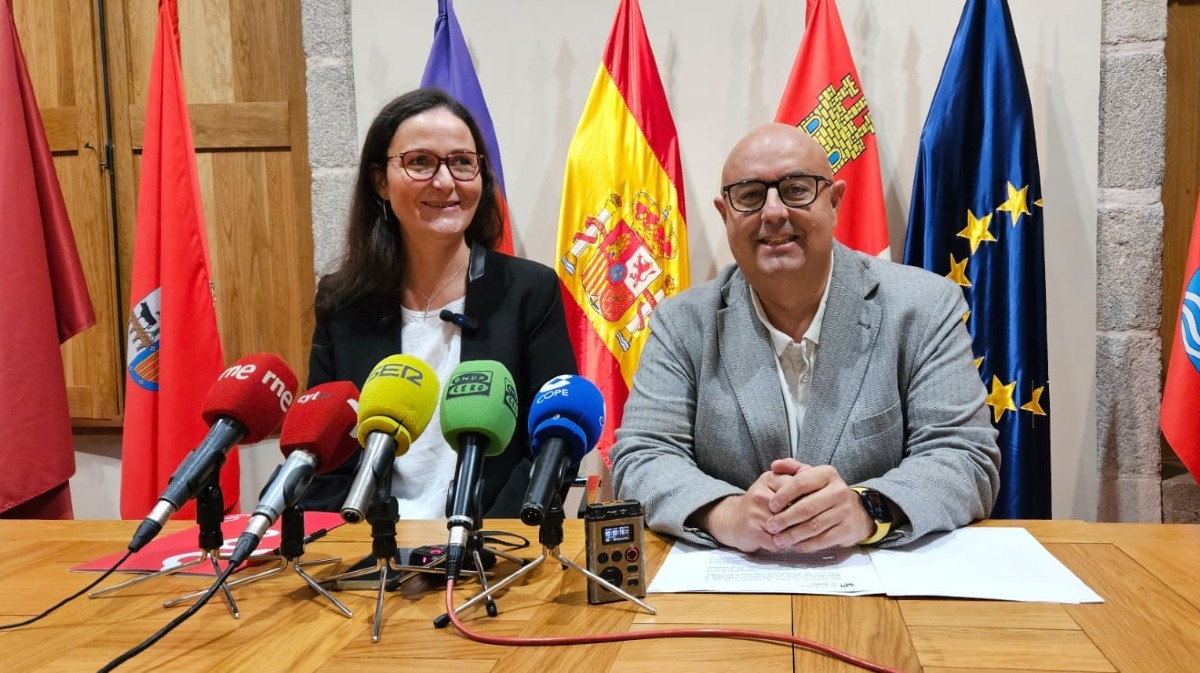 Sonsoles Prieto y Carlos López presentan el programa de Navidad.