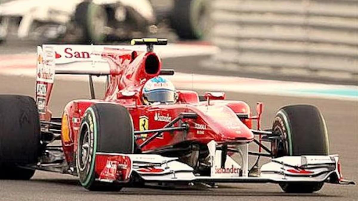 Ferrari de Fernando Alonso durante el Gran Premio de Abu Dabi de Fórmula Uno.