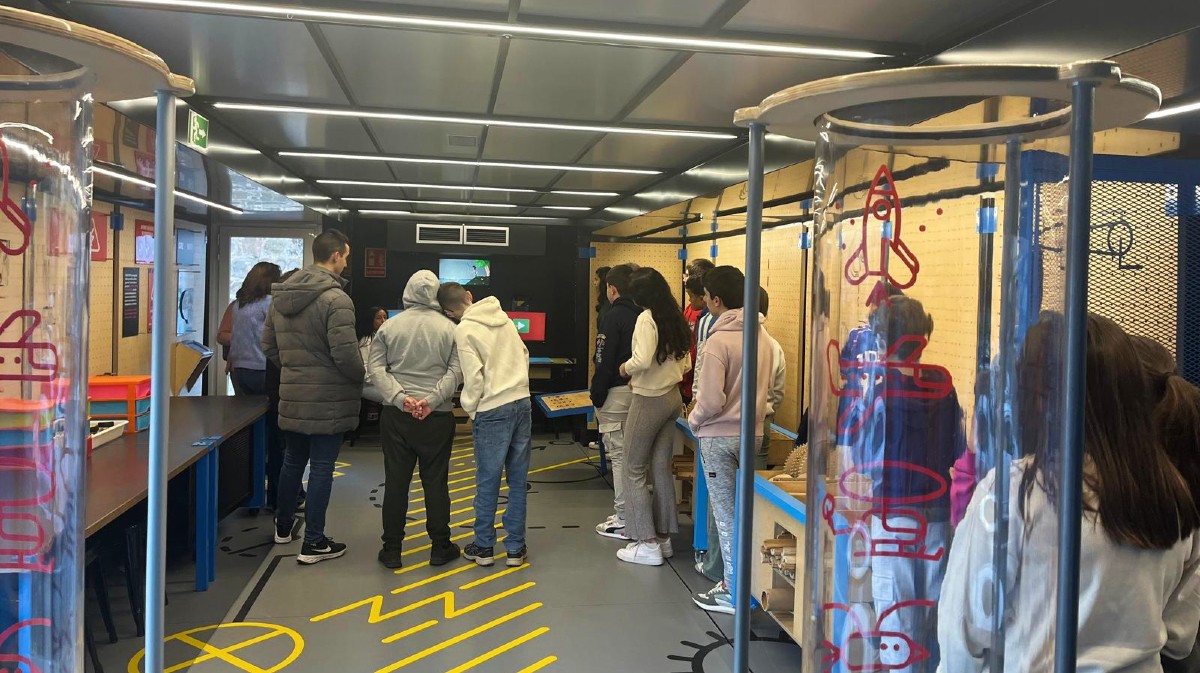 El autobús Creactivity en Arenas de San Pedro.